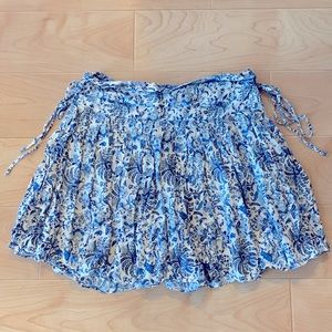 ✨HP✨ 🌻 2/$10 H&M blue and off white floral leaf print pleated mini skirt small
